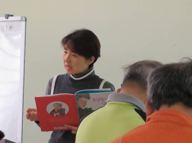 교직 생활 동안 아이들에게 그림책을 읽어주며 삶과 죽음을 이야기한 임경희 작가는 아이들 말고도 교사, 의사, 노숙인 등을 대상으로도 그림책으로 죽음에 대한 이야기를 나눴다. 사진은 임 작가가 노숙인 인문대학에서 강의하는 모습. 임경희 작가 제공