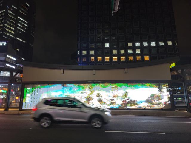 숭례문 버스정류장에 설치된 스마트 쉘터 외벽으로 미디어 파사드 작품이 송출되고 있다. 일부 운전자들은 야간 시간대 밝기가 높아 시야를 방해한다고 지적하고 있다. 김재현 기자