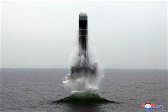 2019년 10월 조선중앙통신 홈페이지에 공개된 북한의 잠수함발사탄도미사일(SLBM) 북극성-3형 시험 발사 사진. 연합뉴스