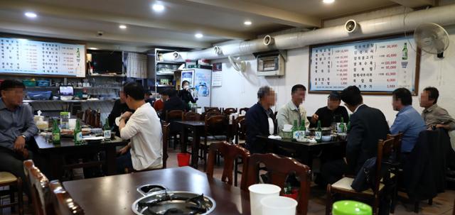 18일 오후 서울 시내의 한 식당에서 시민들이 모임을 하고 있다. 뉴시스