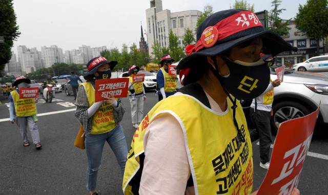 국민건강보험공단 고객센터 지부 조합원들이 지난 7월 서울 공덕동 일대에서 직고용 전환을 촉구하며 시청까지 행진을 하고 있다. 서재훈 기자
