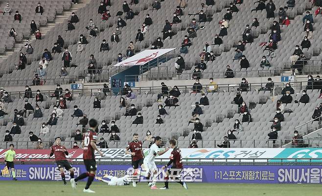 지난 3월 FC서울과 수원FC전에 열린 서울월드컵경기장. 관중들이 좌석을 띄어 앉아 경기를 지켜보고 있다. 김민규 기자
