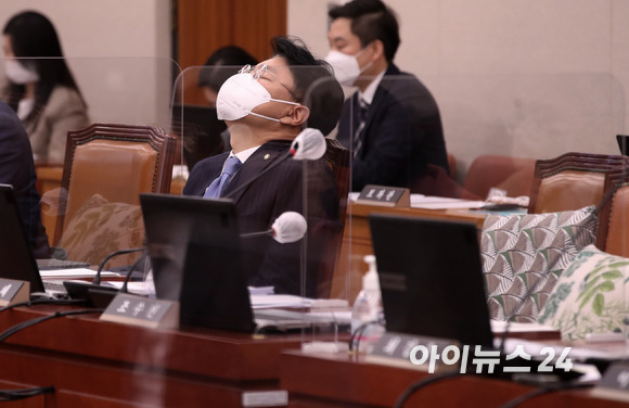 장제원 국민의힘 의원이 아들 노엘(본명 장용준)이 구속 송치된 19일 오전 서울 여의도 국회에서 열린 법제사법위원회의 법제처에 대한 국정감사에서 눈을 감은 채 생각에 잠겨 있다. 무면허 운전과 음주측정 거부·경찰관 폭행 등 혐의로 구속된 장 의원의 아들 노엘은 이날 오전 검찰로 송치됐다.