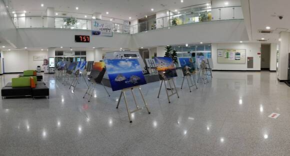 독도의날 기념 독도 홍보사진 전시회가 열리고 있는 광주학생독립운동기념회관 내부. [사진=울릉군청]