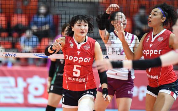 페퍼저축은행의 최가은(왼쪽)과 엘리자벳이 19일 광주 염추제육관에서 열린 '도드람 2021-22 V리그' 여자부 1라운드 KGC인삼공사와 홈 경기를 치르고 있다. [사진=한국배구연맹(KOVO)]