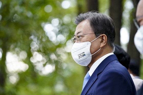 문재인 대통령이 18일 오후 서울 용산구 노들섬에서 열린 2050 탄소중립위원회 제2차 전체회의를 마친 후 맹꽁이 숲을 탐방하고 있다. 뉴스1
