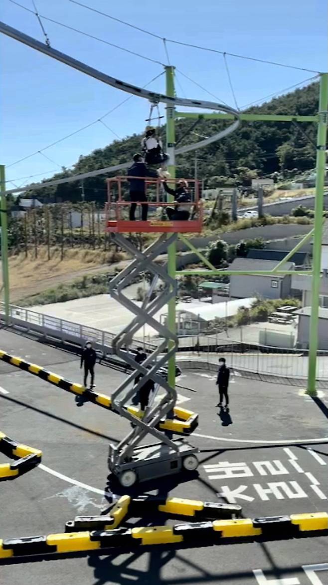 전남 여수의 한 관광지에서 짚코스터가 멈추면서 탑승객이 30여분간 공중에 매달려 있는 사고가 발생했다. 연합뉴스
