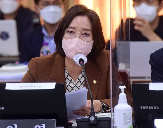 이영 국민의힘 의원이 18일 경기도청에서 열린 국회 행정안전위원회의 경기도에 대한 국정감사에서 이재명 경기지사에게 질의하고 있다. 연합뉴스