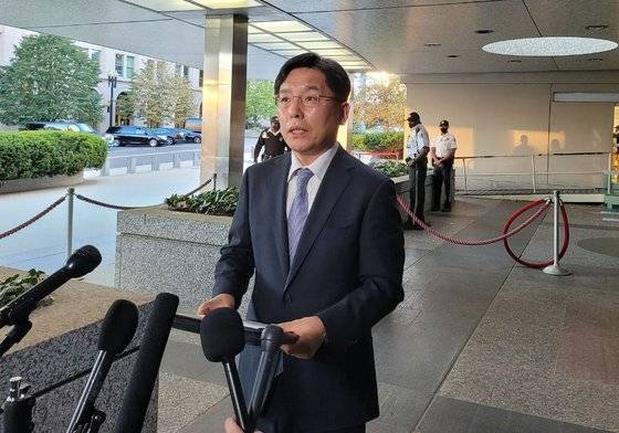 노규덕 외교부 한반도평화교섭본부장이 18일(현지시간) 워싱턴DC 국무부 청사에서 성 김 미 국무부 대북특별대표와 만난 뒤 브리핑 하고 있다. [뉴스1=연합뉴스]