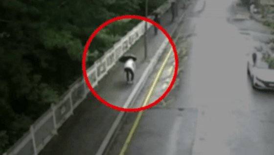 지난달 29일 유동규 전 성남도시개발공사 기획본부장이 검찰의 압수수색 전 창밖으로 투척한 휴대전화를 가져가는 남성의 모습이 찍힌 폐쇄회로(CC)TV 화면. [사진 TV조선 캡처]