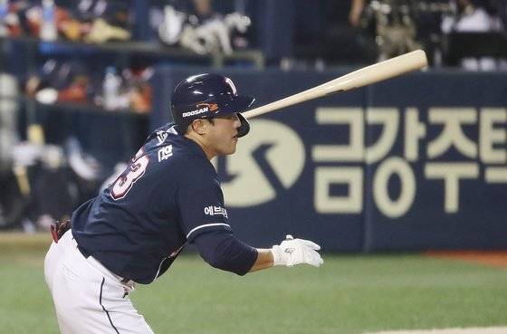 두산 양석환이 LG정우영을 상대로 2타점 적시타를 치고 있다. [뉴스1]