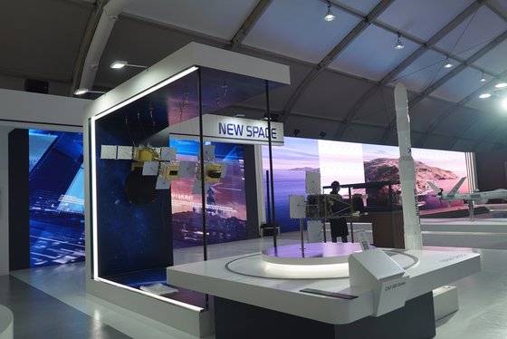 KAI 부스 내 전시되어있는 차세대 중형위성, 한국형 발사체 누리호. [사진 KAI]