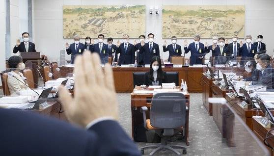 차정인 부산대총장(왼쪽) 등이 19일 국회에서 열린 교육위원회의 부산대·경북대·전남대·전북대·제주대·부산대병원 등에 대한 국정감사에서 선서를 하고 있다. 뉴스1