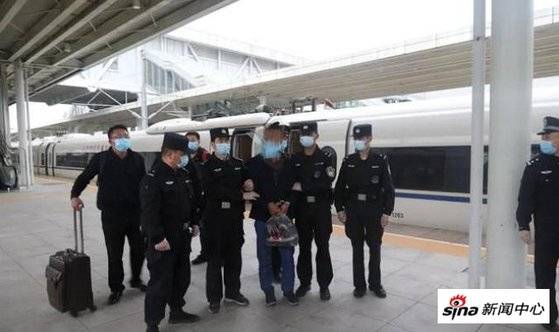 불륜을 저지른 아내를 살해한 뒤 도주해 23년간 숨어 살았던 중국 남성이 지난해 10월 체포되는 모습. [시나닷컴 캡처]