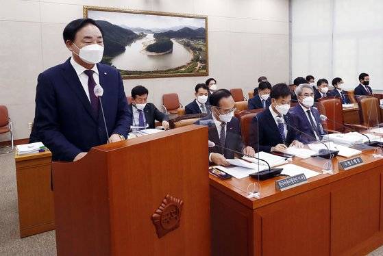 19일 국회에서 열린 농림축산식품해양수산위원회의 수산업협동조합(수협)중앙회에 대한 국정감사에서 임준택 수협중앙회장(왼쪽)이 업무보고를 하고 있다. 임현동 기자