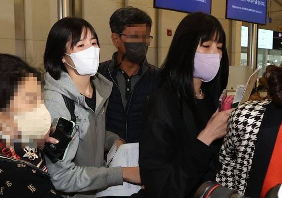이재영·이다영 자매가 지난 16일 오후 그리스 리그 PAOK 테살로니키 구단에 합류하기 위해 인천국제공항 제1터미널에서 출국장으로 이동하고 있다. 연합뉴스