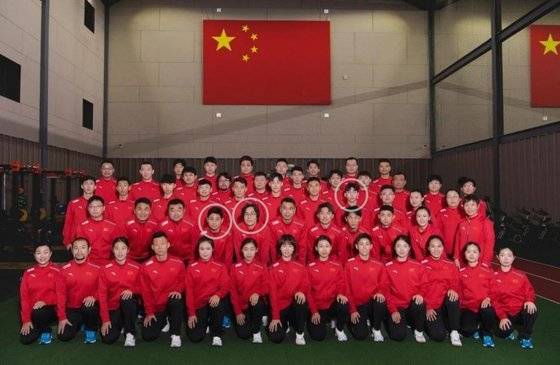 중국 쇼트트랙 대표팀 유니폼 입은 임효준과 빅토르 안, 김선태 감독. [중국빙상경기연맹 제공]