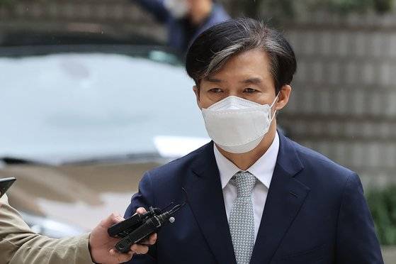 지난 10월8일 조국 전 법무부 장관이 서울 서초구 서울중앙지법에서 열린 공판에 출석하기 위해 법정으로 향하고 있다. 연합뉴스