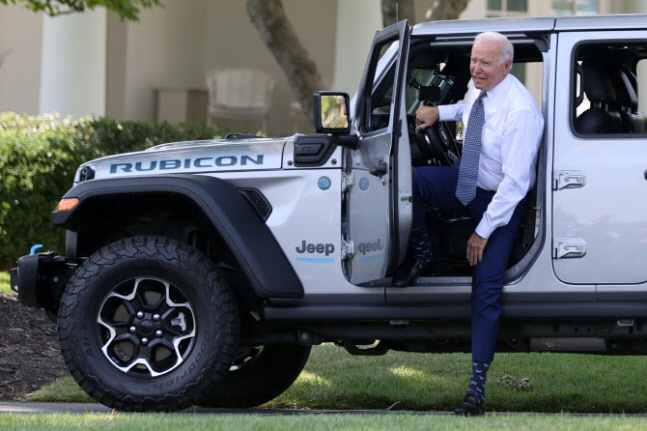 조 바이든 미국 대통령이 지난 8월 미국 워싱턴DC 백악관에서 지프(Jeep) 전기차 ‘랭글러 4xe’를 시승하고 있다. 로이터