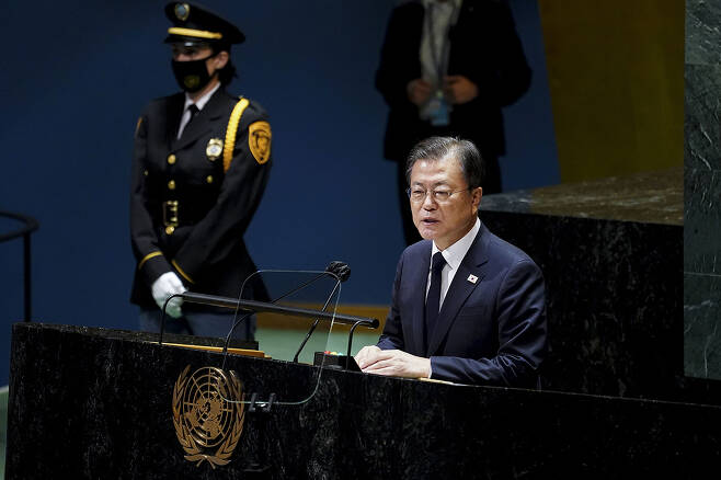 President Moon Jae-in delivers a keynote speech at the UN General Assembly in New York on Sept. 21.(Cheong Wa Dae)