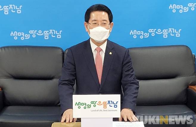 김영록 전남도지사는 18일 오후 기자실을 찾아 정부의 ‘COP28 유치 양보’ 발표에 대해 “안타깝다”면서 “도민의 의견을 수렴해 2028년도 COP33 개최를 위해 다시 뛰겠다”고 밝혔다.