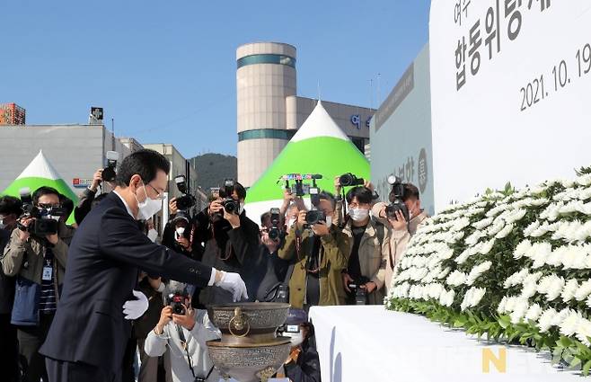 김영록 전남도지사가 19일 여수시 이순신광장에서 여순사건 특별법이 제정된 이후 처음 열린 ‘여순사건 제73주기 합동추념식’에서 참배하고 있다.[사진=전남도]