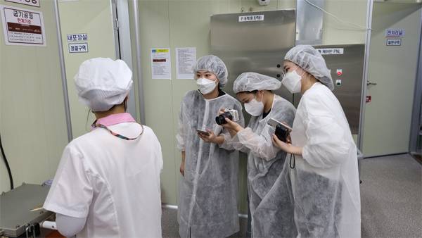 `농식품 청년 스토리텔링 디자인단` 사업에 참여한 청년들이 지난 6월 14일 참여 업체인 `보령누룽지과자`를 방문해 기업 미팅 후 제조과정을 촬영하고 있다. [사진 제공 = 농림축산식품부]