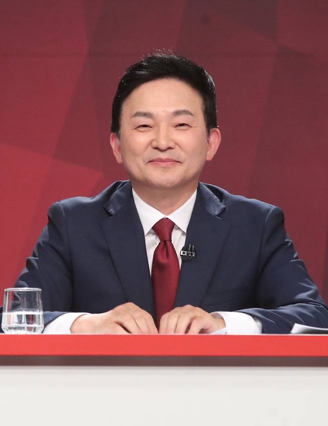 국민의힘 원희룡 대선 경선 후보가 18일 오후 부산MBC에서 제4차 TV 토론를 하고 있다. [사진 출처 = 연합뉴스]