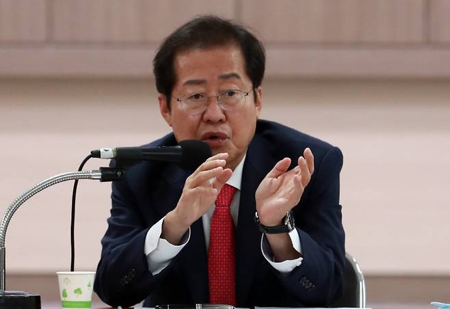 국민의힘 홍준표 대선 경선 후보가 18일 부산 수영구 국민의힘 부산시당에서 열린 정치 버스킹 `당원이 묻고 홍준표가 답하다`에서 당원 질문에 답변하고 있다. [사진 출처 = 연합뉴스]