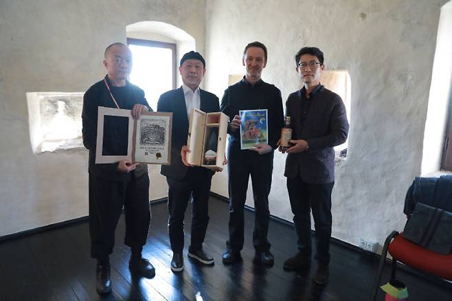 '2021 크로아티아 모토분 국제사진전'에 참석한 (왼쪽부터) 곽풍영 아트앤컬처코리아 이사장, 전동수 아츠앤컬쳐 매거진 발행인 겸 ACC 공동대표, 토미슬라브 파오비치 모토분시 시장, 윤보용 문화예술매니지먼트그룹 ACC 공동대표가 기념촬영을 하고 있다.[사진 제공 = 문화예술매니지먼트그룹 ACC]