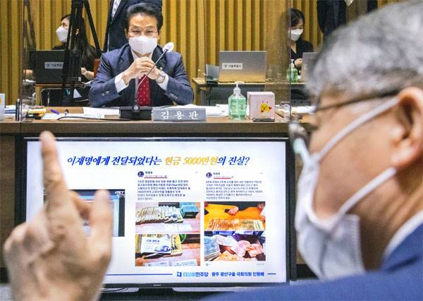 돈다발 사진으로 논란을 초래한 김용판 국민의힘 의원(정면)이 19일 오전 서울시청에서 열린 국회 행정안전위원회 국정감사에 참석한 가운데 민형배 더불어민주당 의원이 김 의원을 비판하고 있다.  [한주형 기자]