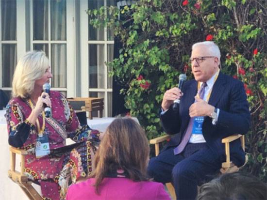 데이비드 루벤스타인 칼라일그룹 회장(오른쪽)이 17일(현지시간) 미국 LA에서 열린 밀컨 콘퍼런스에서 `미국의 실험`이라는 주제로 기조 강연을 하고 있다. (매경DB)