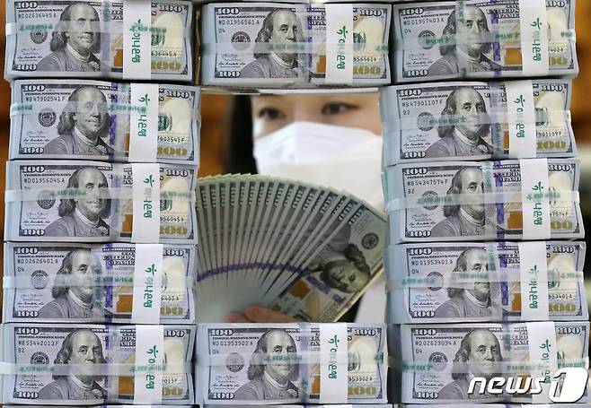 (서울=뉴스1) 박세연 기자 = 6일 오전 서울 중구 하나은행 위변조대응센터에서 관계자가 달러를 살펴보고 있다. 2021.10.6/뉴스1