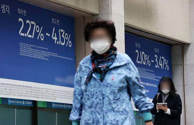 한국은행 기준금리 인상 등의 영향으로 주요 시중은행의 대출금리가 한 달 반 사이 0.5%포인트 상승했다. 사진은 18일 서울 시내의 한 은행 앞에 걸린 대출 안내문 모습. [연합]