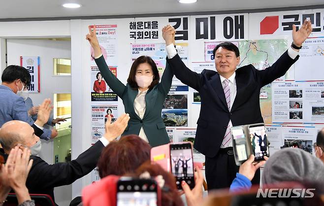 [부산=뉴시스] 하경민 기자 = 윤석열 국민의힘 대통령선거 경선 후보가 19일 오전 부산 해운대구 해운대을 당원협의회를 방문, 당원들의 환호에 김미애 의원과 손을 맞잡고 인사하고 있다. 2021.10.19. yulnetphoto@newsis.com