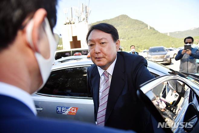 [부산=뉴시스] 하경민 기자 = 윤석열 국민의힘 대통령선거 경선 후보가 19일 부산 연제구 부산개인택시조합에 택시를 타고 온 뒤 차량에서 내리고 있다. 2021.10.19. yulnetphoto@newsis.com