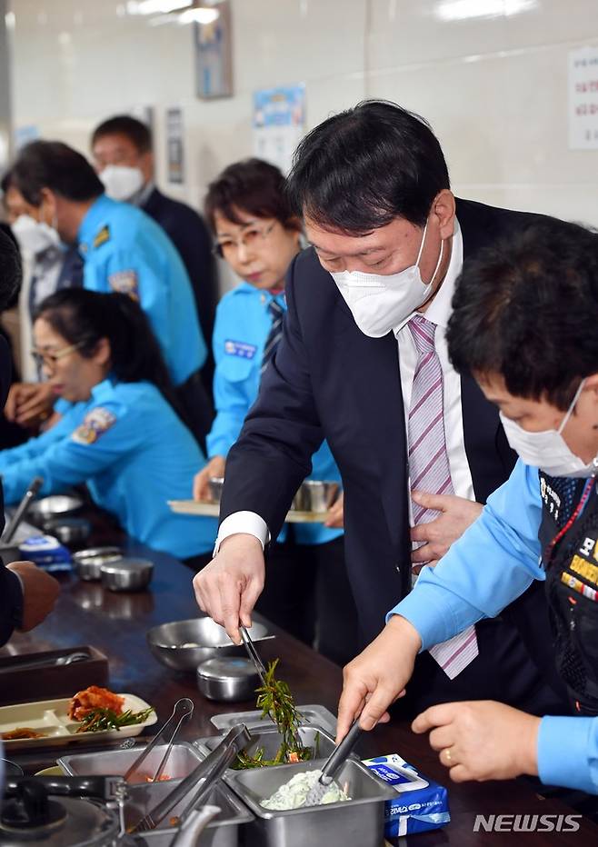 [부산=뉴시스] 하경민 기자 = 윤석열 국민의힘 대통령선거 경선 후보가 19일 부산 연제구 부산개인택시조합을 방문, 개인택시 기사들과 간담회를 가진 뒤 구내식당에서 비빔밥으로 점심식사를 하기 위해 밑반찬을 덜고 있다. 2021.10.19. yulnetphoto@newsis.com