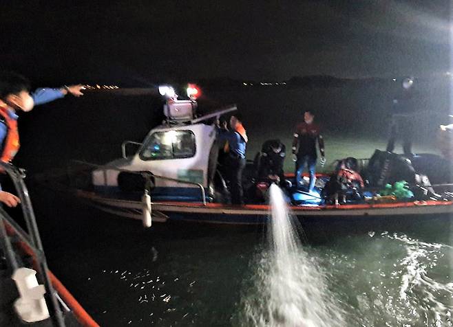 [목포=뉴시스] 침수선박 배수작업. *재판매 및 DB 금지