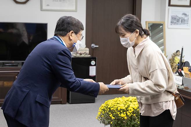 [뉴시스=세종]최교진 세종시교육감이 학업중단 청소년 유공자에게 표창장을 수여하고 있다. 2021.10.19.(사진=세종시교육청 제공) *재판매 및 DB 금지