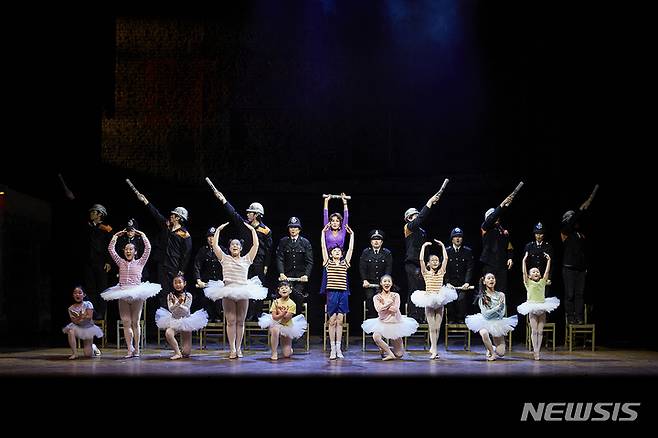 [서울=뉴시스]뮤지컬 '빌리 엘리어트' 공연 사진. (사진=신시컴퍼니 제공) 2021.10.19. photo@newsis.com