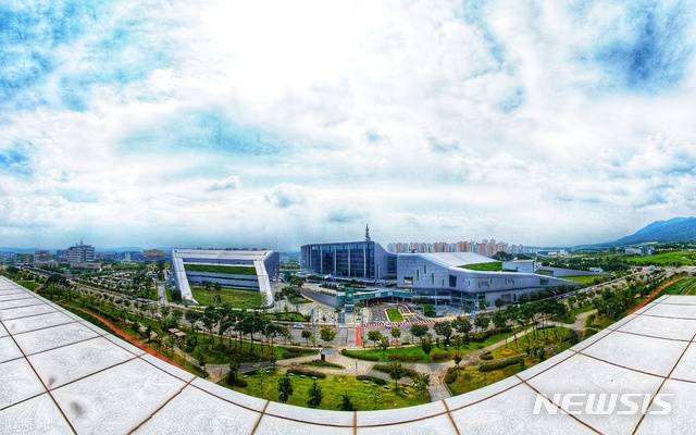 [홍성=뉴시스] 미세먼지 없는 내포신도시 충남도청사 모습. (사진-독자 제공)