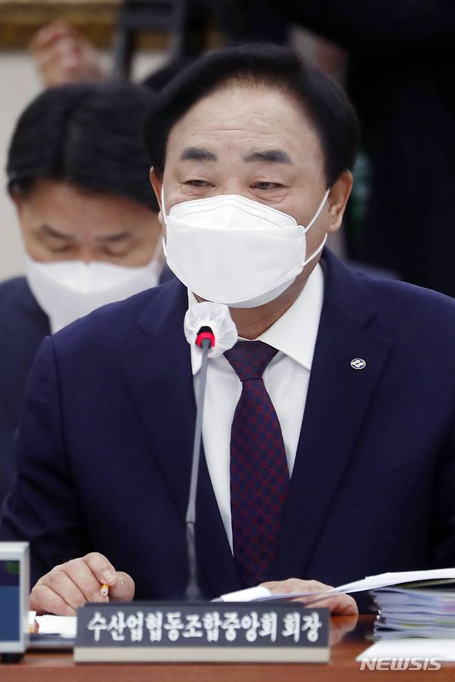 [서울=뉴시스] 최동준 기자 = 19일 서울 여의도 국회에서 열린 농림축산식품해양수산위원회의 수산업협동조합중앙회, 한국해양진흥공사 등에 대한 국정감사에서 임준택 수산업협동조합중앙회 회장이 질의에 답변하고 있다. 2021.10.19. photocdj@newsis.com