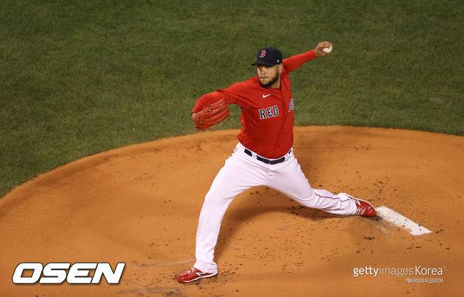 [사진] 보스턴 선발 로드리게스는 2021년 10월 19일(한국시간) 미국 매사추세츠주 보스턴 펜웨이 파크에서 열린 휴스턴 애스트로스와 2021 메이저리그 포스트시즌 챔피언십시리즈 3차전에서 선발 등판해 6이닝 동안 5피안타(1피홈런) 7탈삼진 3실점으로 승리투수 요건을 갖췄다. 볼넷은 0개. ⓒGettyimages(무단전재 및 재배포 금지)
