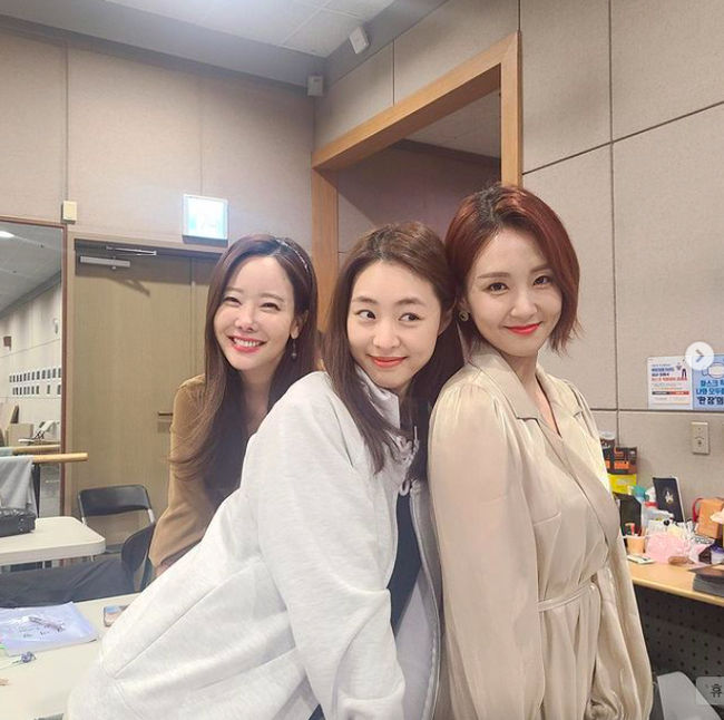 Actors Lee Yeon-hee and So Yoo-jin and Oh Jin-yeon have unveiled the Play Lear King practice scene.Lee Yeon-hee posted a picture on his SNS on the 19th with an article entitled Lears sisters. with beautiful sisters.In the photo, Lee Yeon-hee poses with a friendly three-shot with Oh Jeong-yeon and So Yoo-jin; the beautiful beauty of the three catches the eye.The size of the faces of the three shining people is also amazing, even though they are comfortable.Lee Yeon-hee has played the role of Cordelia in the Play Lear King, which will be performed at the Towol Theater in the Seoul Arts Center from the 30th.So Yoo-jin will star as Goneril and Oh Jin-yeon as Regan