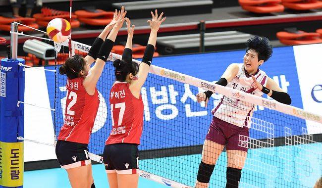 인삼공사는 19일 염주종합체육관에서 열린 페퍼저축은행과 2021-2022 도드람 V리그 정규리그 1차전에에서 세트 스코어 3-1(16-25, 25-20, 25-21, 25-17)로 이겼다. / KOVO 제공