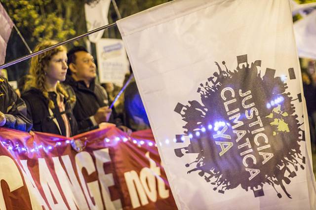 ▲ 2019년 25차 기후변화협약 당사국총회(COP25)가 열린 스페인 마드리드에서 '기후변화가 아니라 체제변화' 현수막을 들고 행진하는 기후 활동가들. 원래 COP25는 남아메리카 칠레에서 열릴 예정이었으나 정국 불안으로 스페인 마드리드로 옮겨 열렸다. COP25의 주요 의제였던 국제탄소시장(파리협정 제26조) 이행규칙 논의는 '기후변화 대응을 시장의 책임에 맡겨서는 안 된다!'는 세계 시민들의 반대운동과 국가 간 이해 다툼으로 결론을 내지 못했다. 코로나19 대유행으로 2020년 열리지 못한 COP26은 오는 11월 영국 글래스고우에서 개최된다. 기후파국이냐 1.5℃ 이하의 기후변화 저지냐를 둘러싼 세계기후정의의 격전장을 향해 '기후파업'을 진행한 세계 시민들이 전하는 메시지는 '사회체제(system)의 변화'이다. ⓒ지구의벗