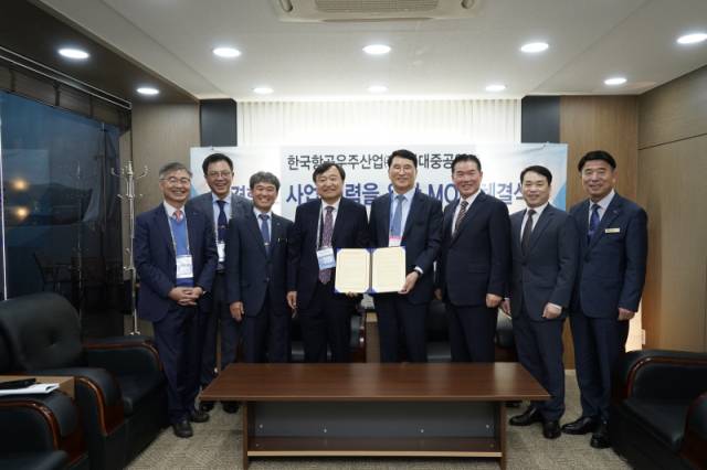 ▲19일 KAI와 현대중공업이 경항공모함 개발 협력 MOU 체결하고 기념촬영하고 있다.ⓒ KAI