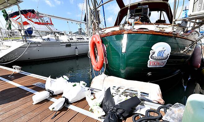 지난 10월 14일 전남 여수시 웅천동 이순신마리나 정박 중인 한 요트에 잠수 작업 중 숨진 특성화고 실습생 고(故) 홍정운 군을 추모하는 조화가 놓여져 있다. 뉴시스