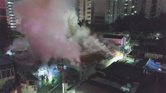 제약회사 창고에서 불이 나 소방당국이 진화하고 있다. 대구소방안전본부 제공