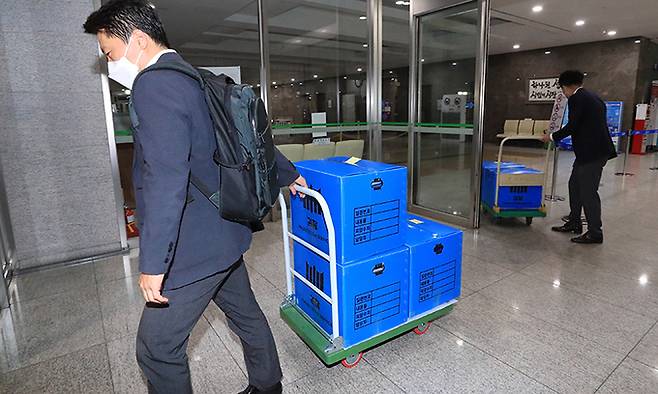 서울중앙지검 대장동 개발 의혹 사건 전담수사팀이 지난 15일 경기도 성남시청에서 대장동 개발사업의 특혜 의혹과 관련한 압수수색을 마친 뒤 압수품을 옮기고 있다. 뉴시스